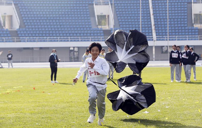 詹姆斯本赛季在第四节合计300分100板100助，联盟唯一.