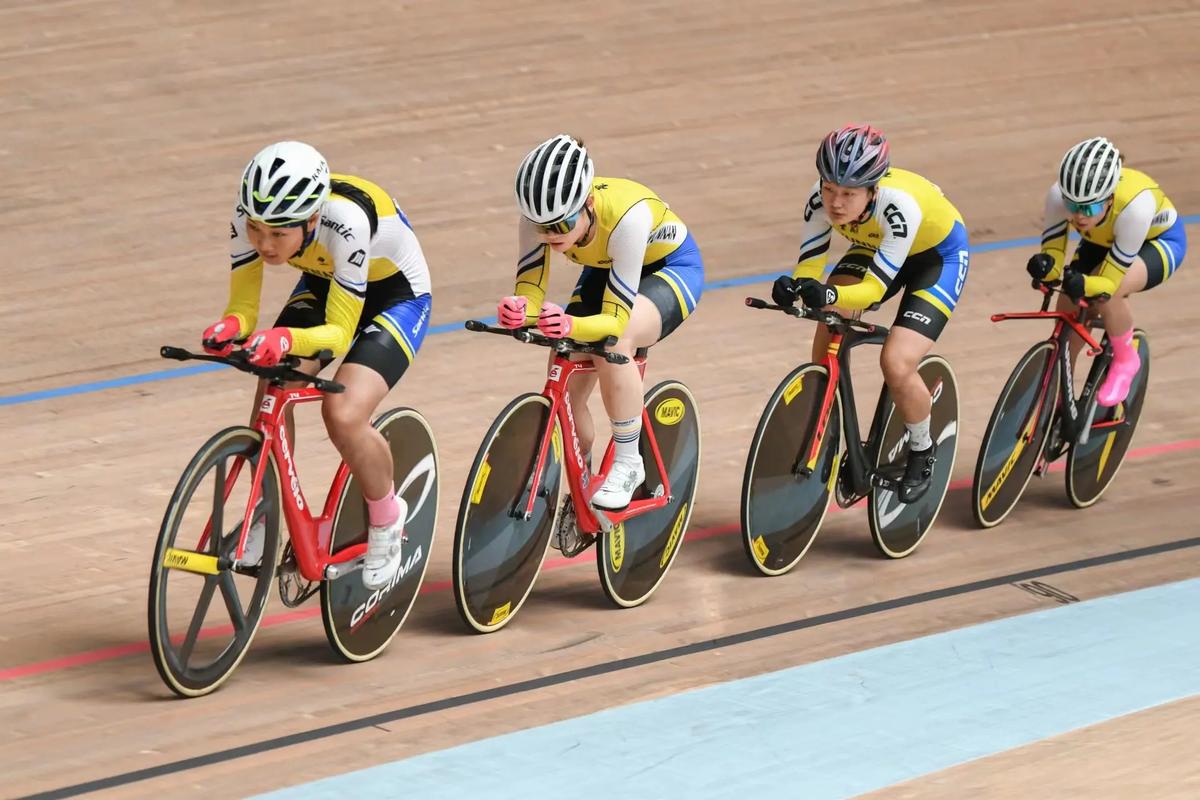 中国女子冰壶队历时16年后终于登上领奖台，感人瞬间.